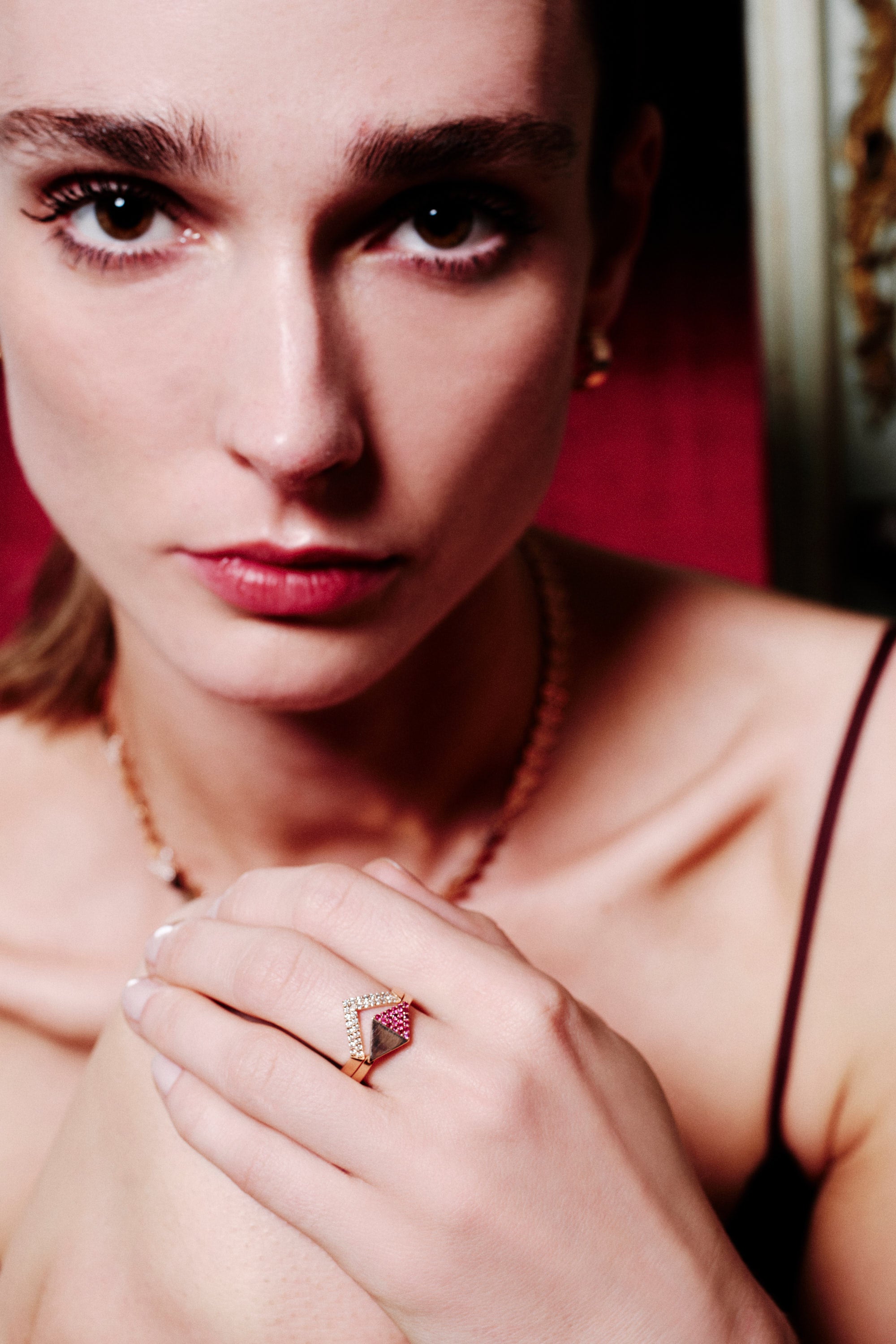 Geometrik şekilli yarısı ruby taş kaplı altın yüzük