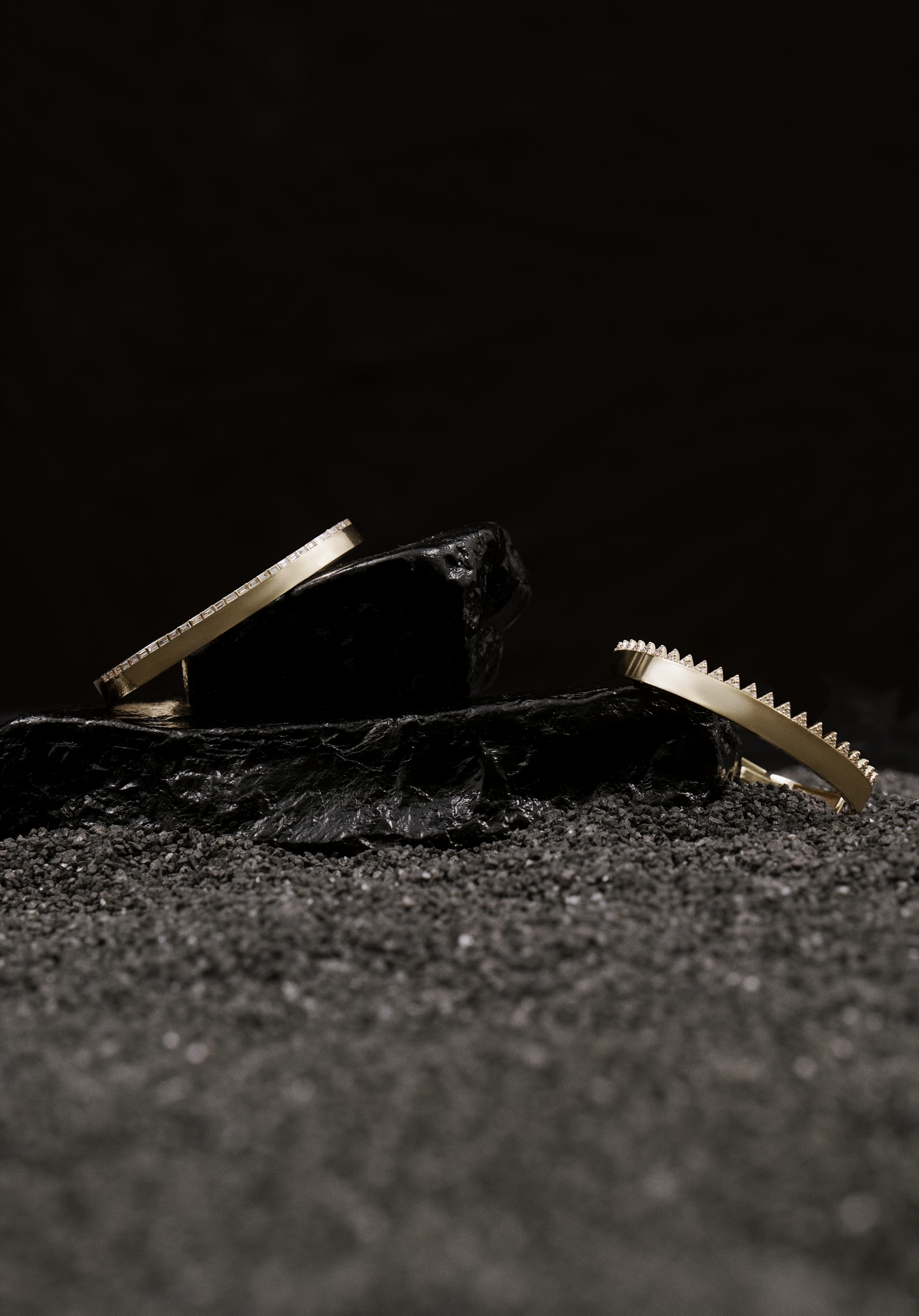 Geometrik pırlantalı altın kelepçe bileklik