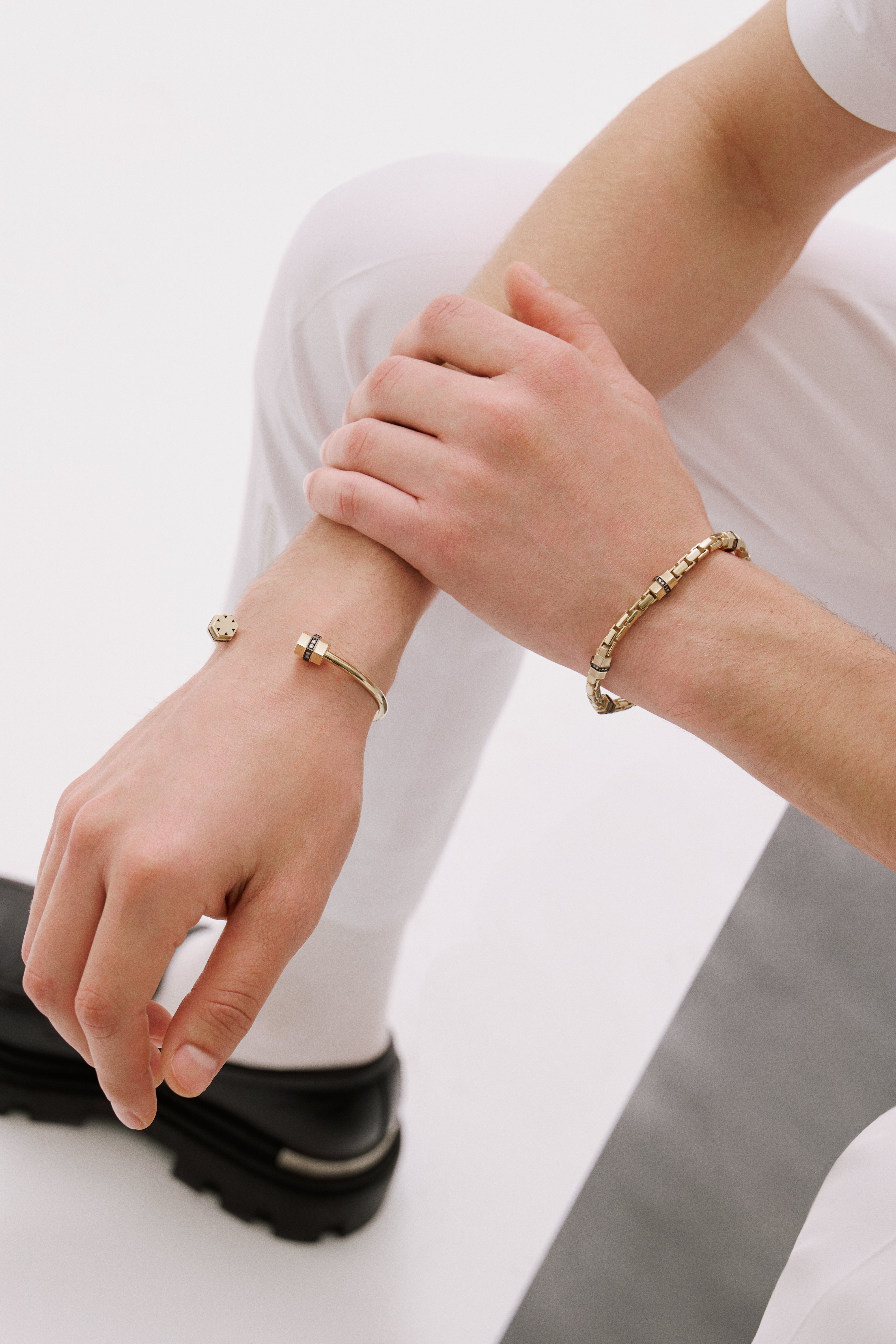 Pırlanta Detaylı Sarı Altın Bullet Açık Kelepçe