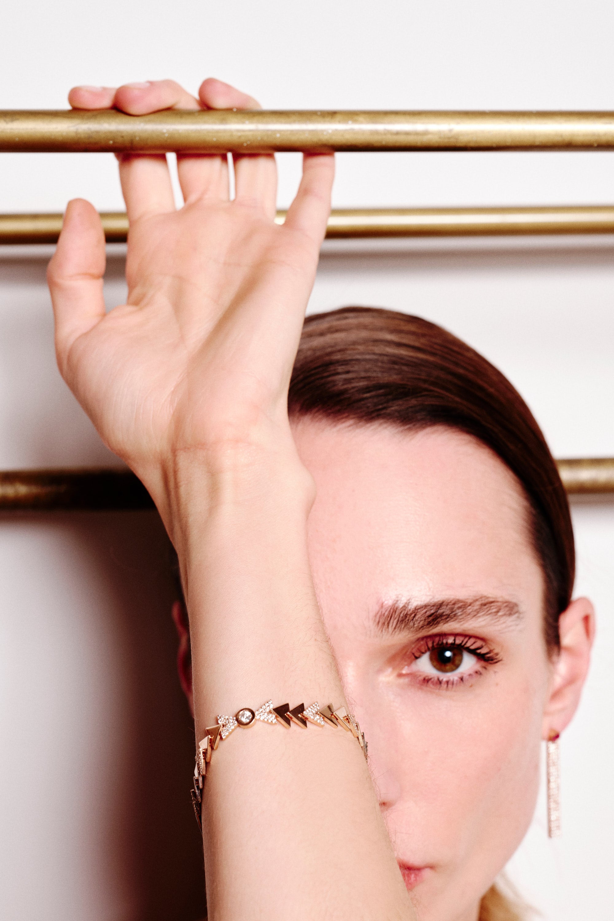 Pırlantalı geometrik montürlü altın bileklik