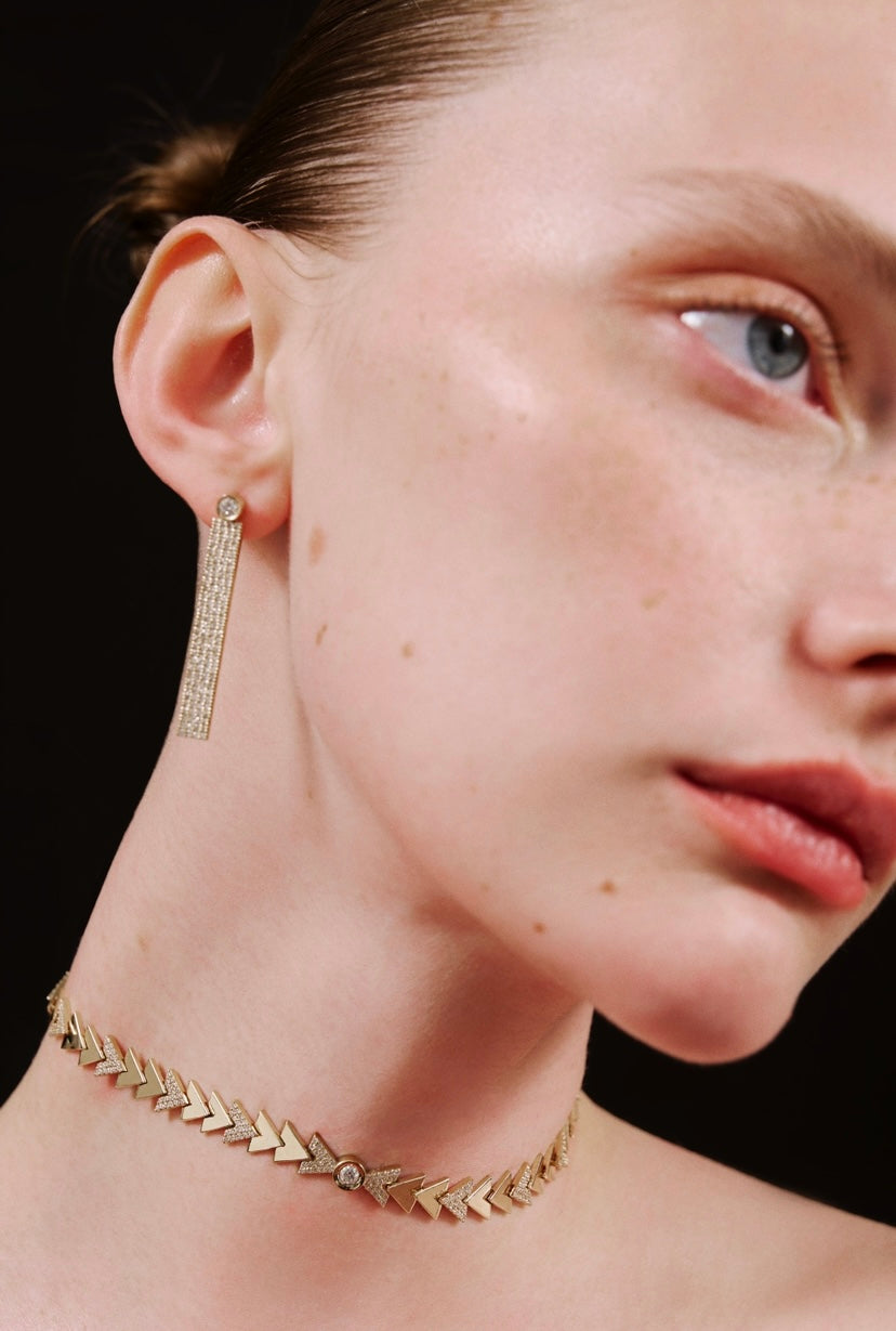 Yuvarlak pırlanta detaylı dikdörtgen altın küpe