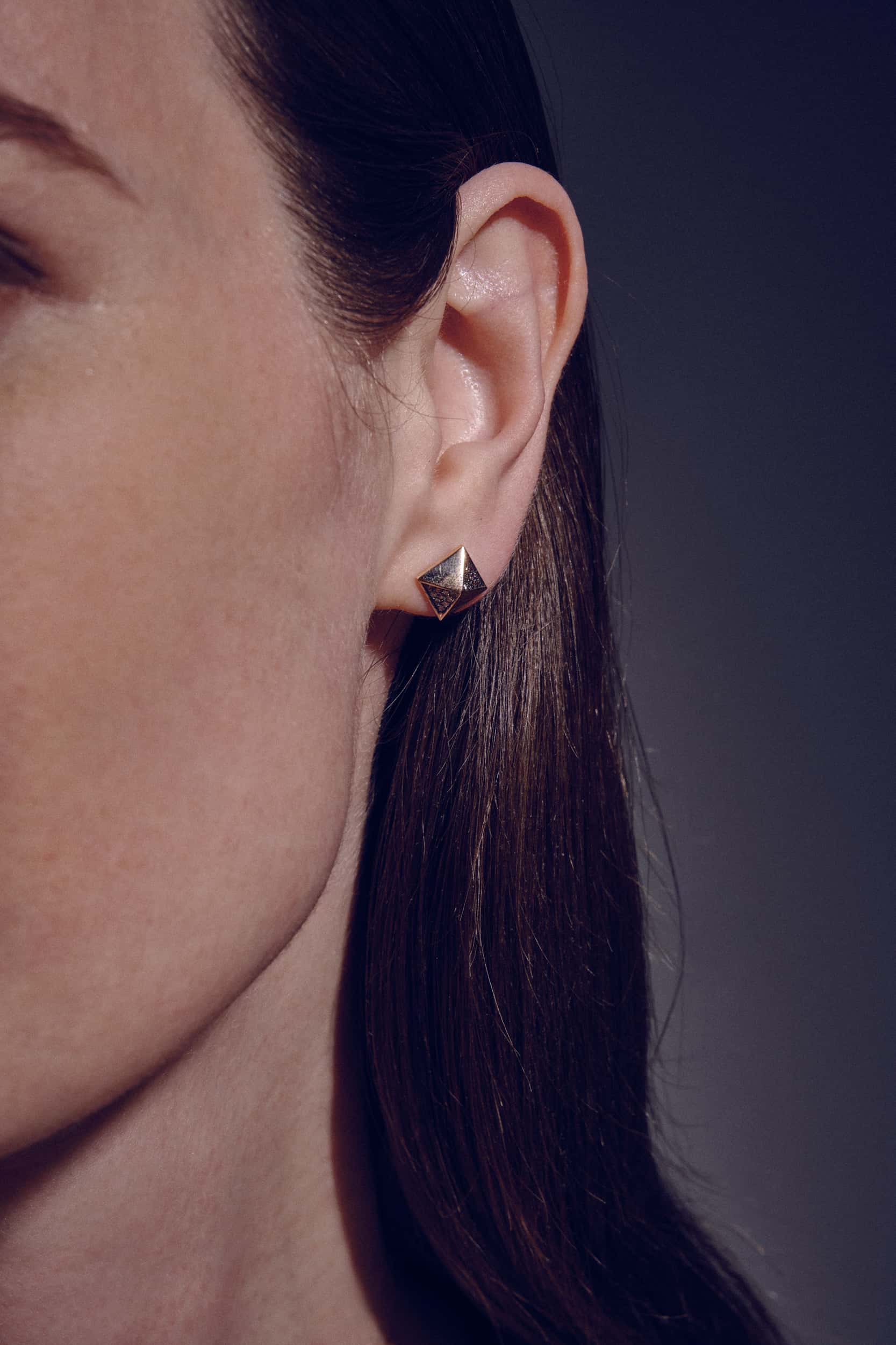 Piramit Taşlı Küpe